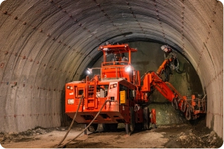 トンネル工事現場